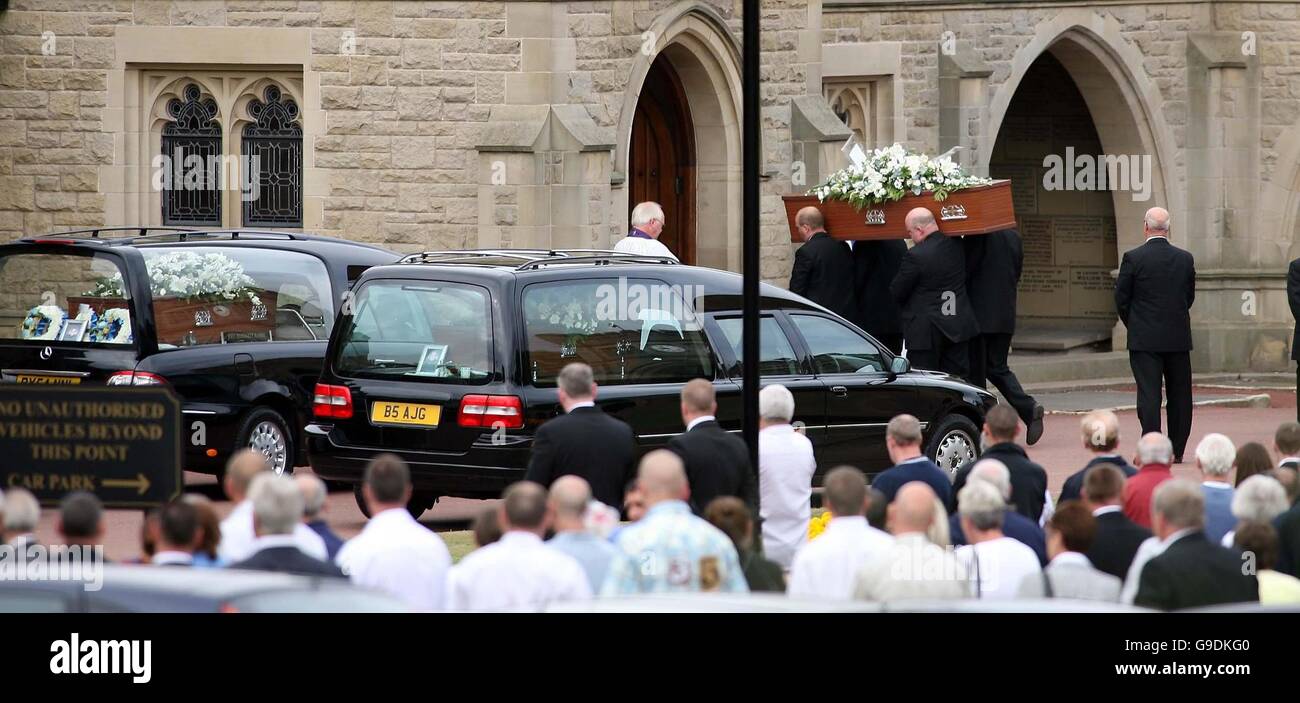 Un cercueil est porté au cimetière West Road, Newcastle où les funérailles de quatre membres de la famille tués par balle dans leur maison était en train. Banque D'Images