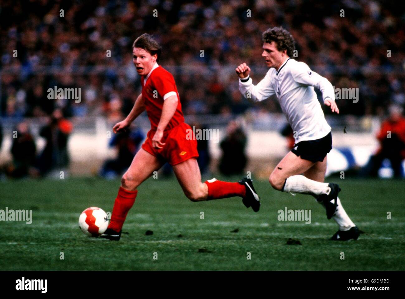 Sammy Lee de Liverpool (l) s'éloigne de Tottenham Hotspur's Micky Danger (r) Banque D'Images