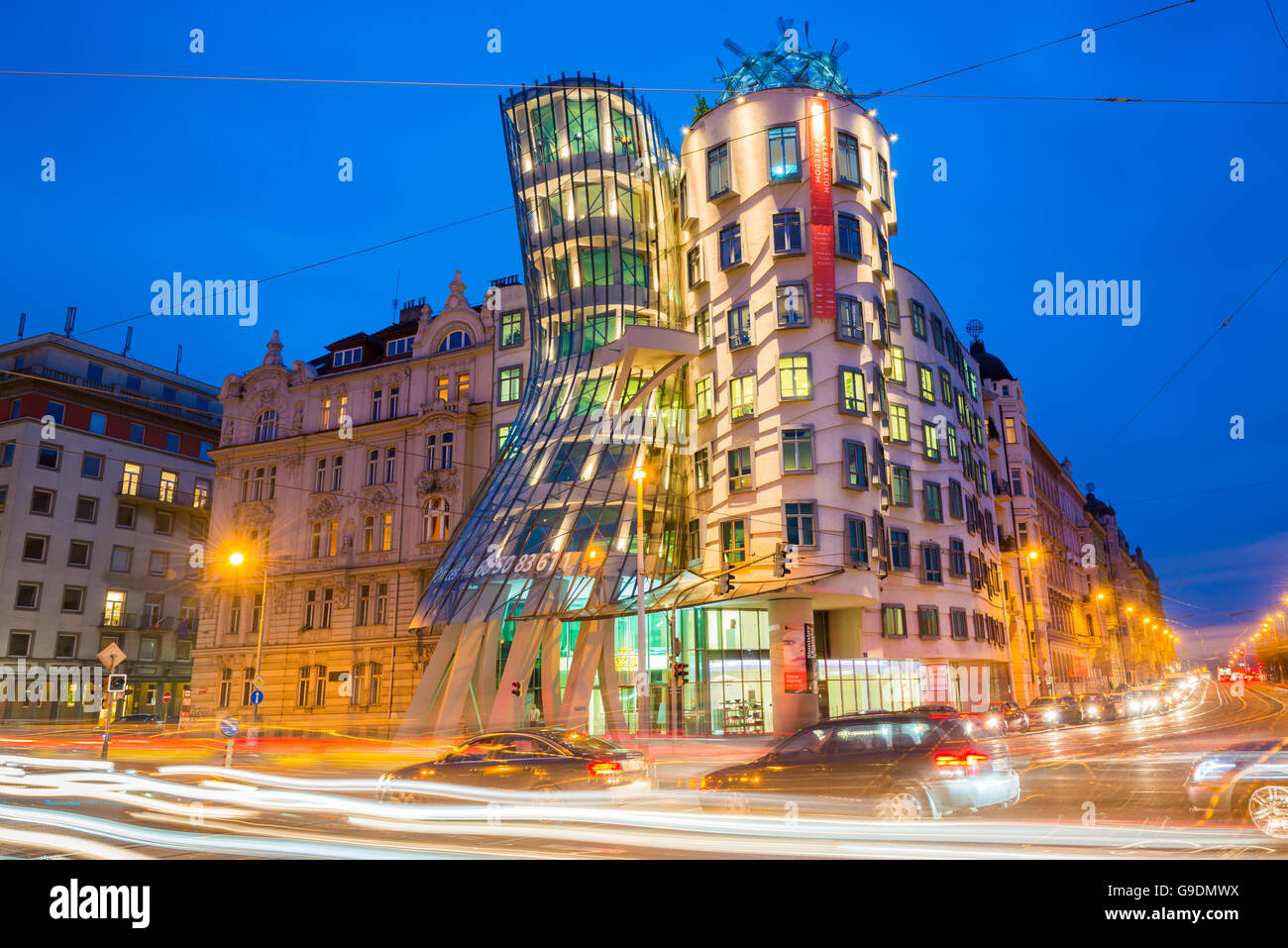 Prague, maison qui danse dans la nuit Banque D'Images