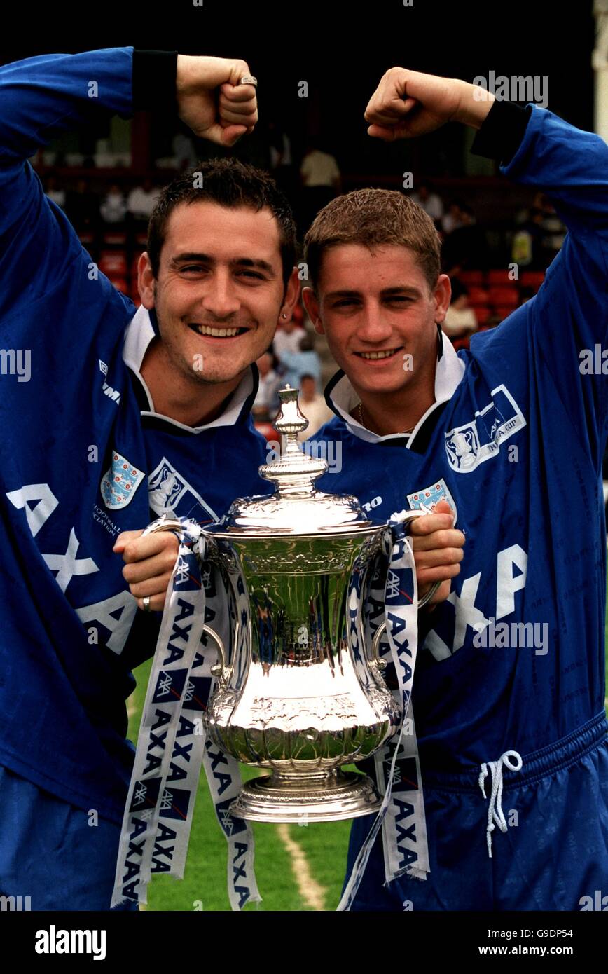 (l-r) posant avec la coupe FA sponsorisée par AXA, avant un match de football de célébrité à Walsall, sont les stars de télévision Will Mellor (Hollyoaks and Dream Team) et Philip Olivier (Brookside) Banque D'Images