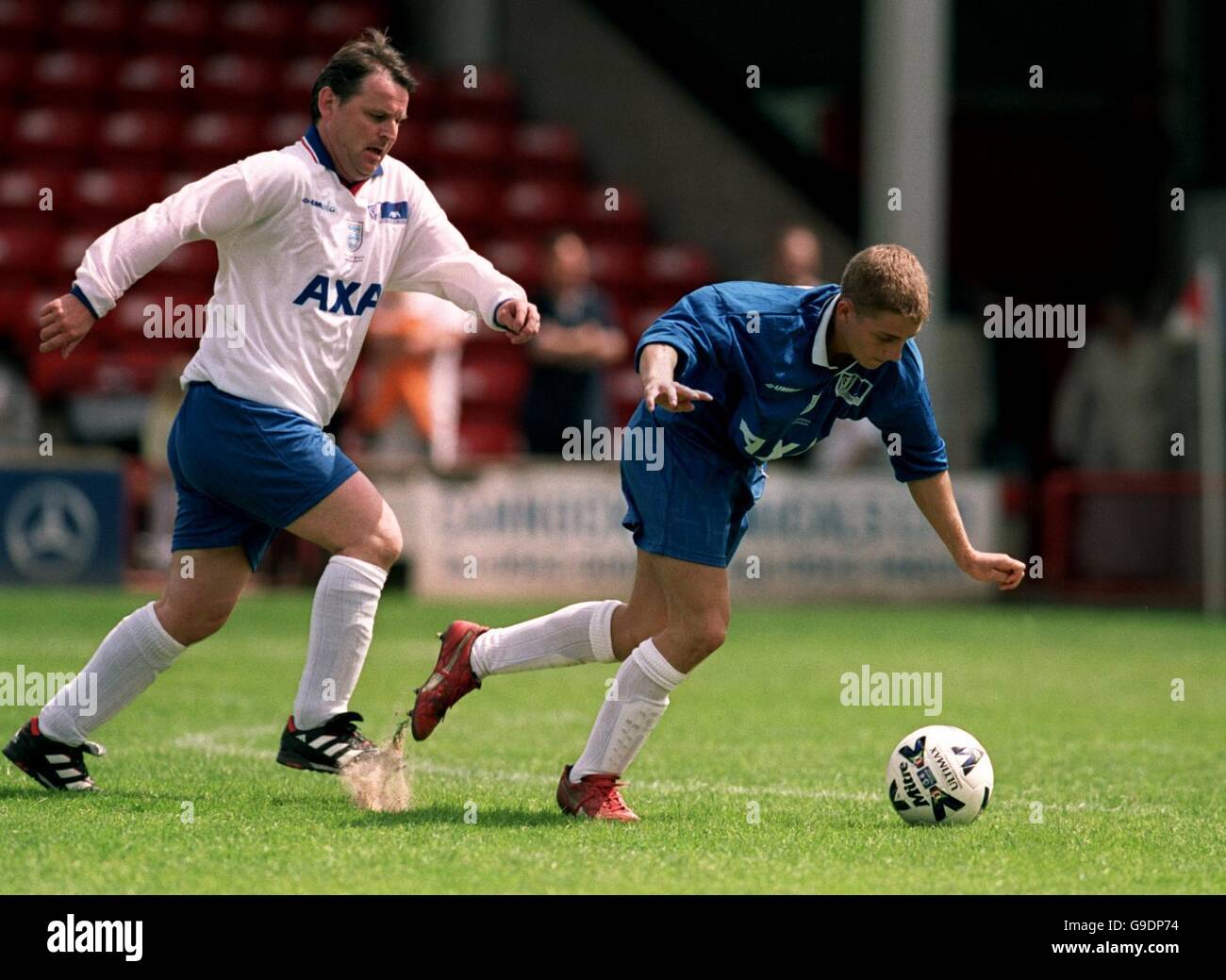 Football - AXA Celebrity football Match - Bescot Stadium, Walsall.« Tin Head » de Brookside en action Banque D'Images