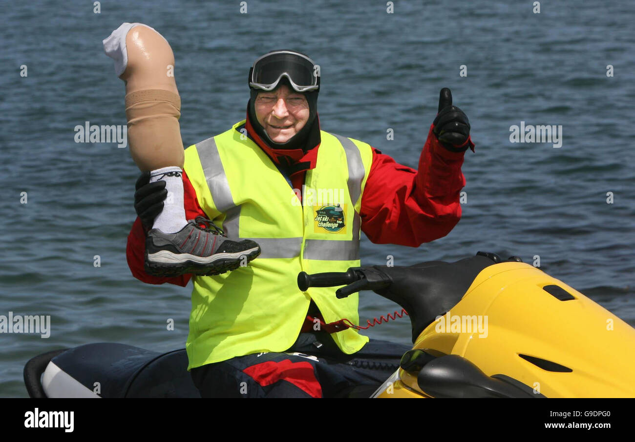L'amputé Matt Browne tient sa fausse jambe avant de partir de Howth Marina sur sa tentative d'être le premier homme à faire du jet-ski en Irlande. Banque D'Images