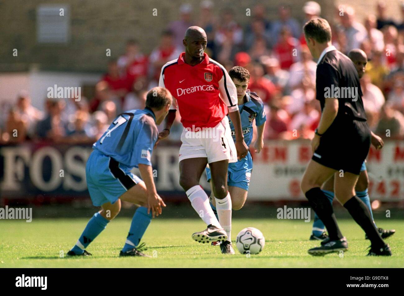 Paul Armstrong (l) de Stevenage Borough ferme Patrick Vieira d'Arsenal (r) Banque D'Images