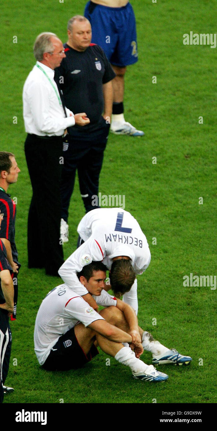 Le footballeur britannique Frank Lampard, qui a manqué une pénalité, est consolé par David Beckham après une défaite de tir de pénalité contre le Portugal lors du quart de finale au stade de la coupe du monde de la FIFA à Gelsenkirchen, en Allemagne. Date de la photo: Samedi 1er juillet 2006. Le crédit photo devrait se lire: Nick Potts/PA. Banque D'Images Le footballeur britannique Frank Lampard, qui a manqué une pénalité, est consolé par David Beckham après une défaite de tir de pénalité contre le Portugal lors du quart de finale au stade de la coupe du monde de la FIFA à Gelsenkirchen, en Allemagne. Date de la photo: Samedi 1er juillet 2006. Le crédit photo devrait se lire: Nick Potts/PA. Banque D'Images