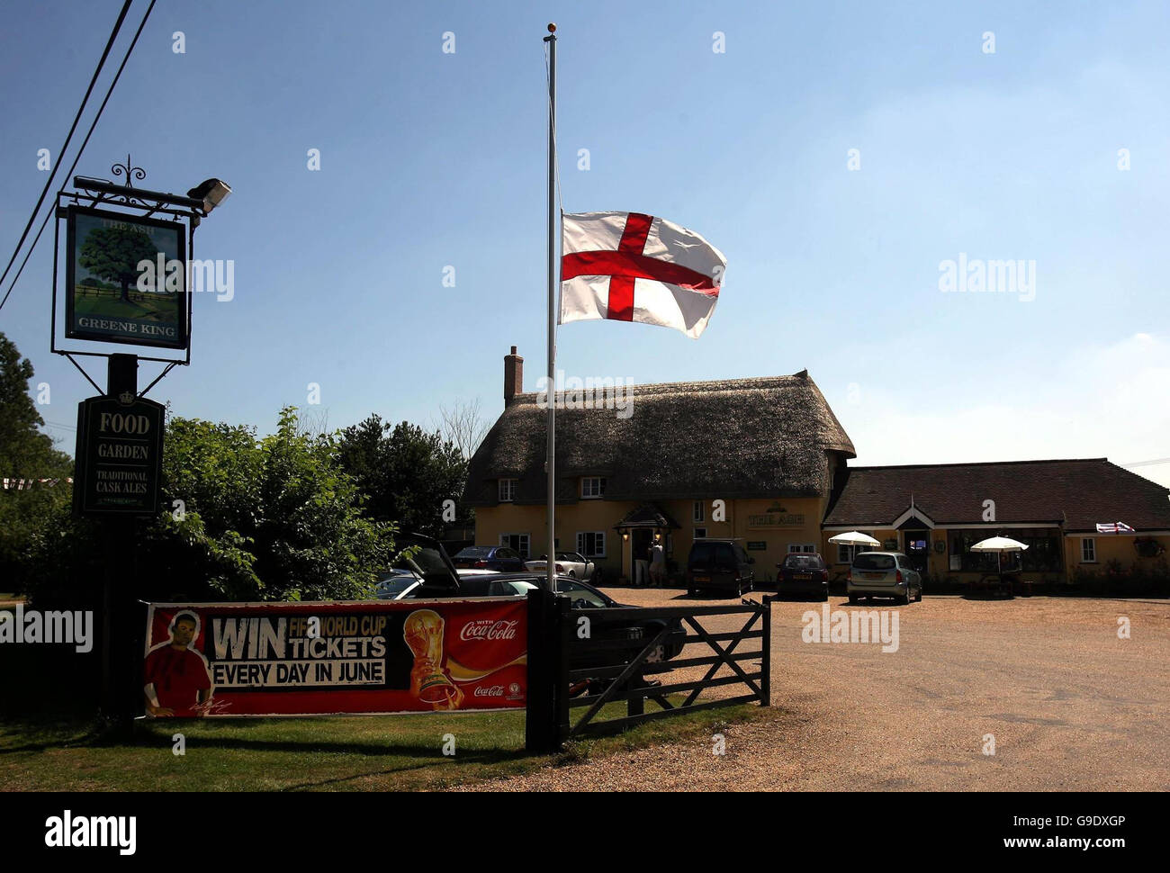 Un drapeau de St George vole à mi-mât au pub Ash près de l'aéroport de Stansted, Essex, avant que l'équipe d'Angleterre n'arrive d'Allemagne. Date de la photo: Dimanche 2 juillet 2006. L'Angleterre a perdu 3-1 dans une fusillade de pénalité contre le Portugal lors du quart de finale de la coupe du monde de la FIFA samedi. Voir l'histoire de PA WORLDCUP Angleterre. Le crédit photo devrait se lire : David Davies/PA. Banque D'Images