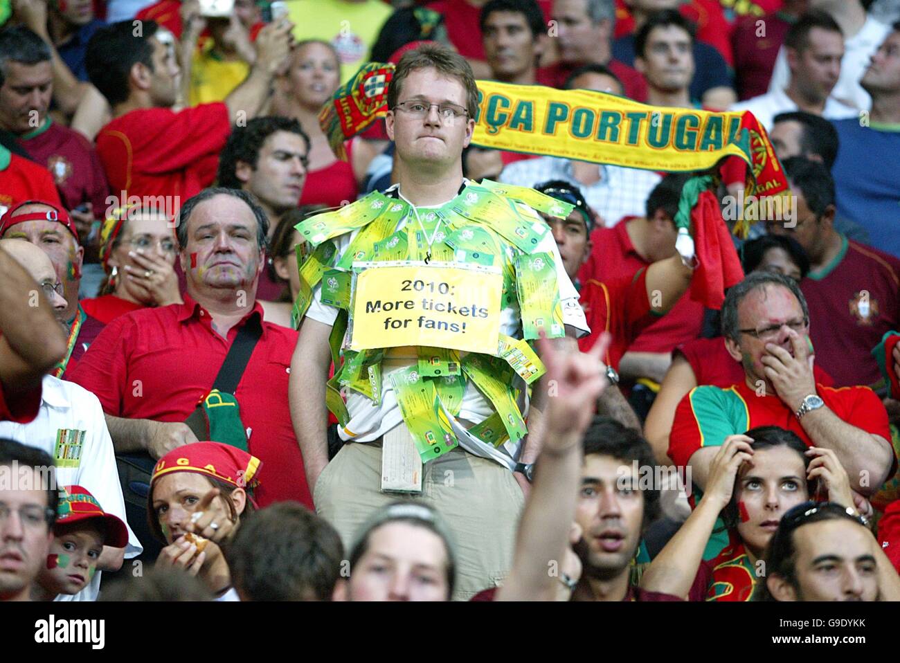 Un fan du Portugal porte un panneau autour de son cou demandant plus de billets à rendre disponibles pour les fans de la Prochaine coupe du monde en Afrique du Sud Banque D'Images