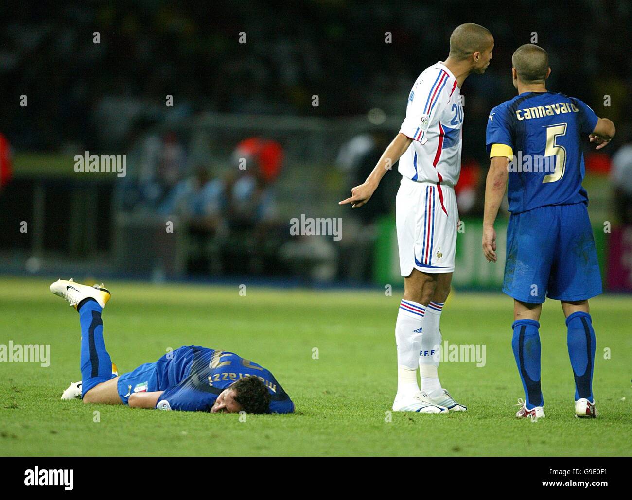 Marco Materazzi, de l'Italie, s'en va après avoir été méprisé Zinedine  Zidane en France Photo Stock - Alamy