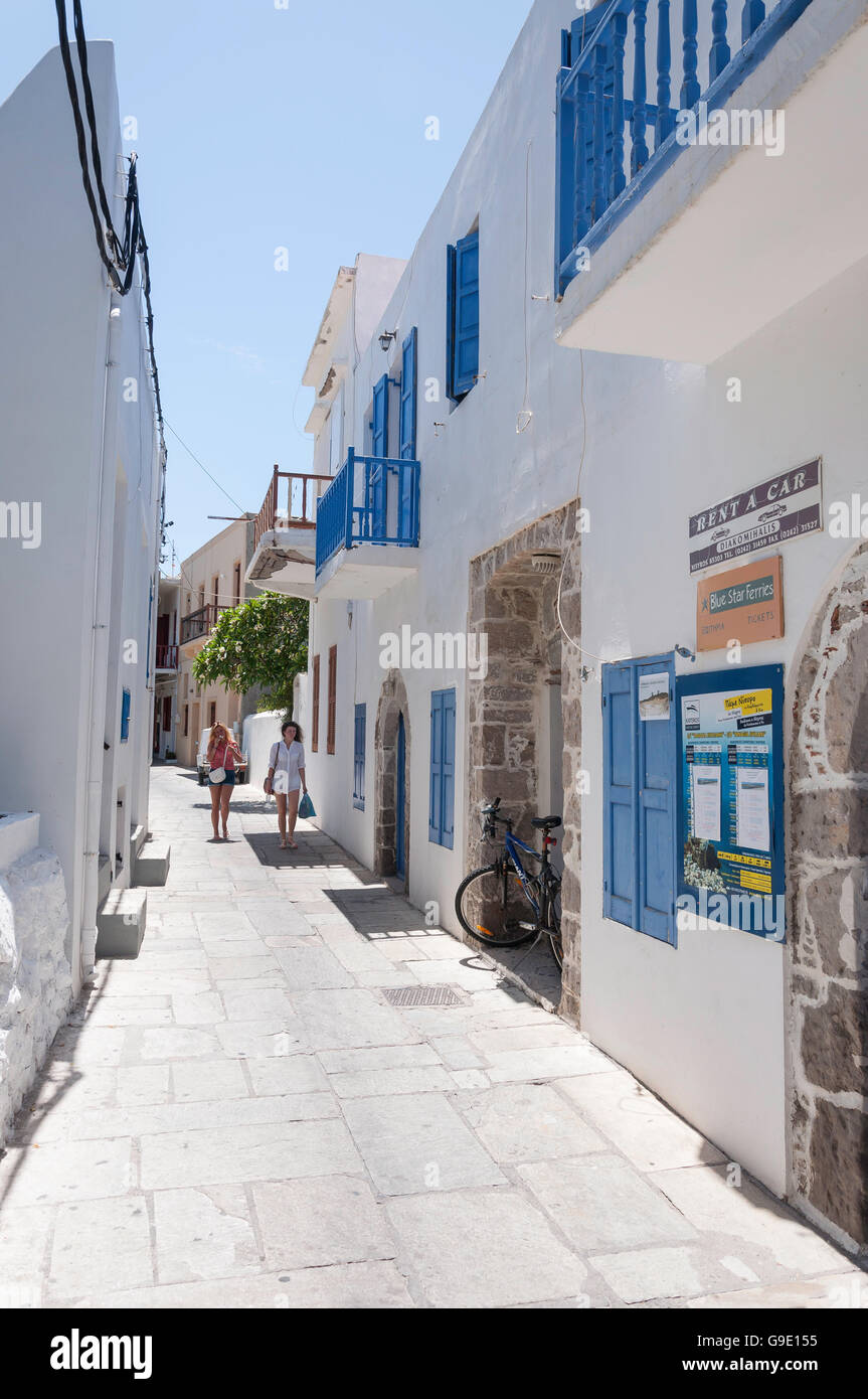 Rue étroite à Mandraki, Nisyros Nisyros (), du Dodécanèse, Grèce, région sud de la Mer Egée Banque D'Images
