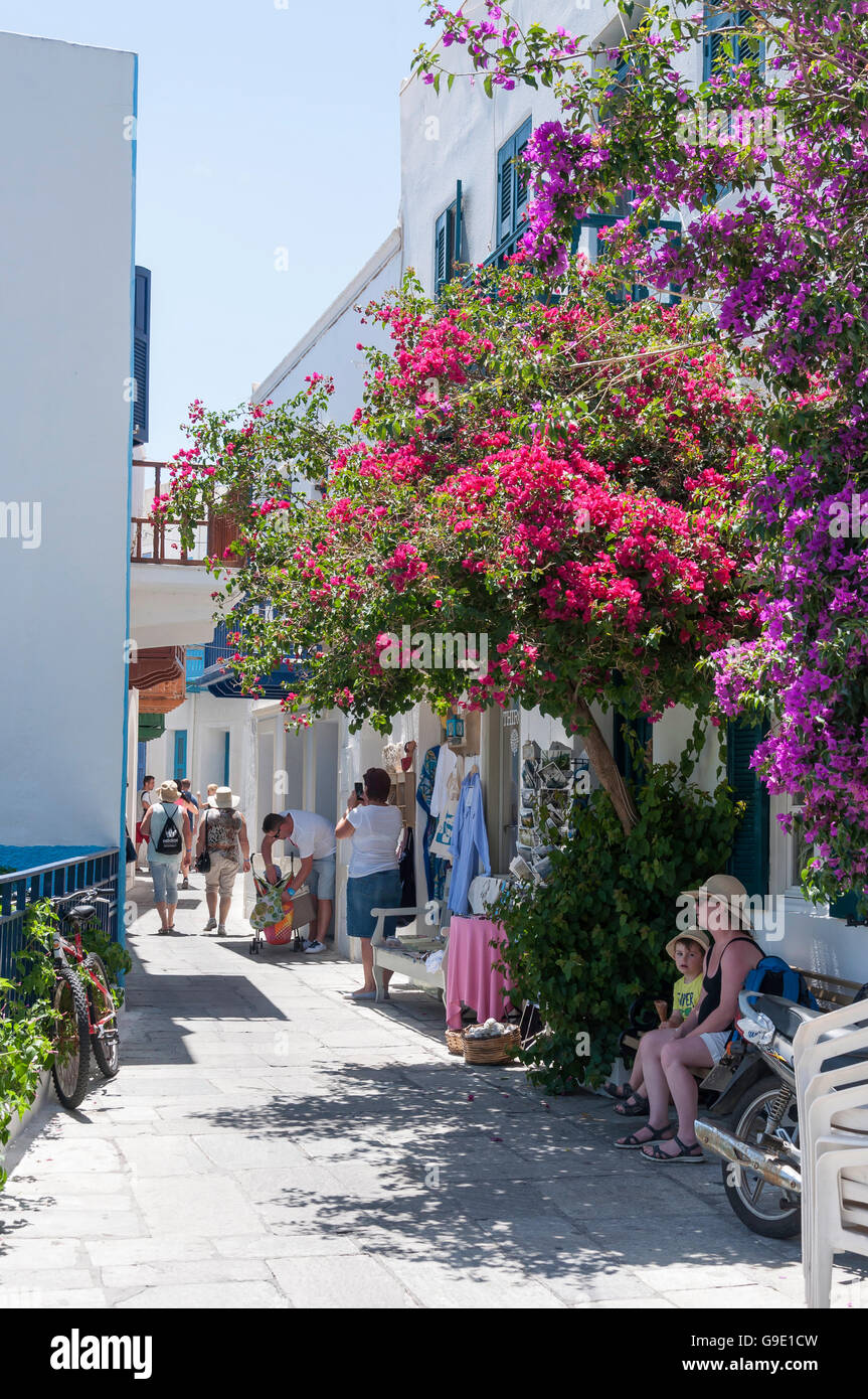 Rue étroite à Mandraki, Nisyros Nisyros (), du Dodécanèse, Grèce, région sud de la Mer Egée Banque D'Images