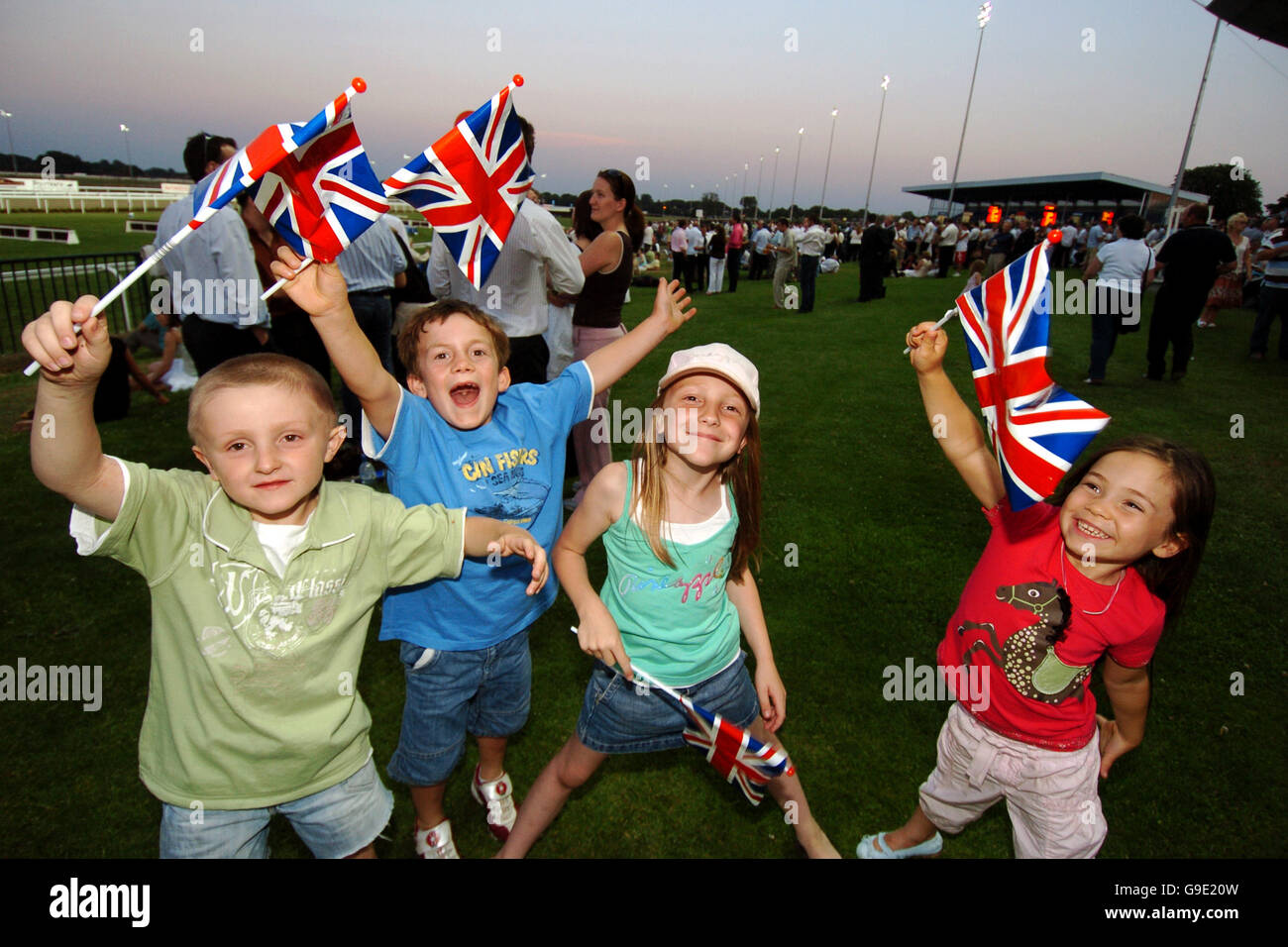 Courses hippiques - Best of British Evening - Hippodrome de Kempton Park. Les enfants branle leur drapeau « Best of British » Banque D'Images