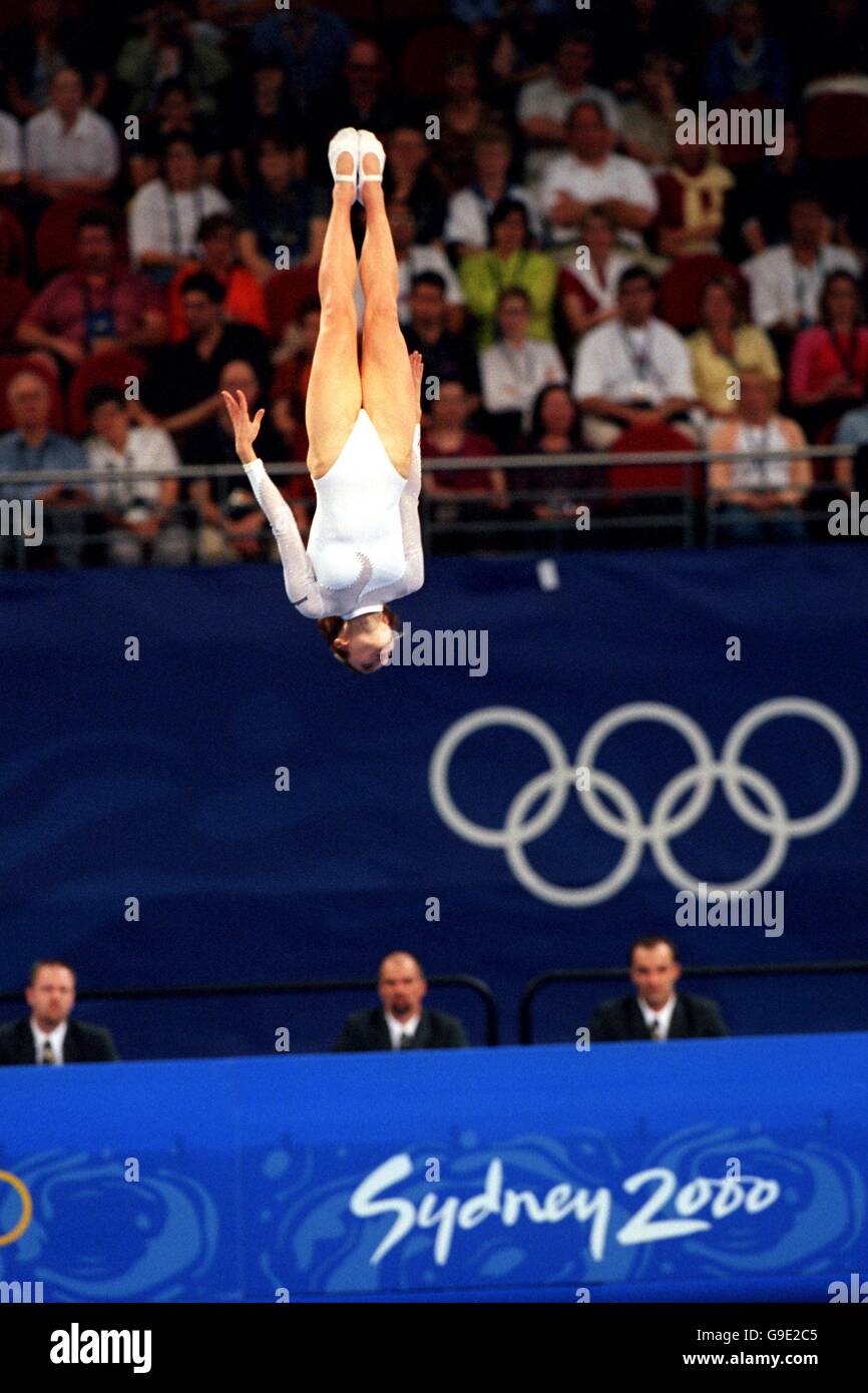 Sydney Jeux olympiques 2000 - trampoline - finale pour femmes.La médaillée  d'or Irina Karavaeva, Russie, exécute sa routine Photo Stock - Alamy
