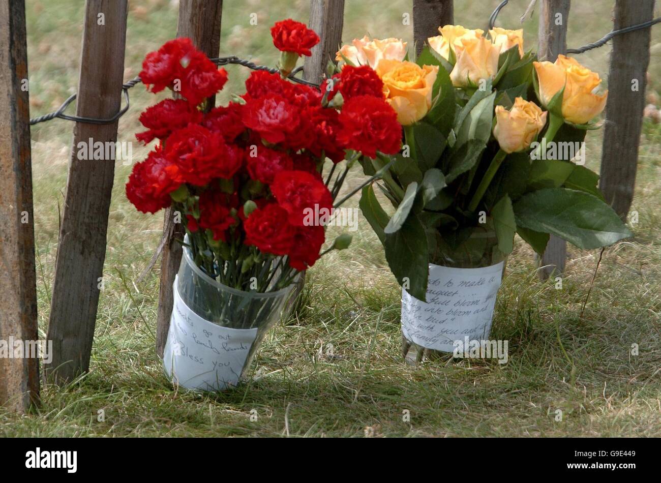 Les hommages floraux arrivent sur les lieux après qu'un avion léger s'est écrasé dans un parc de Southend, dans l'Essex. Banque D'Images