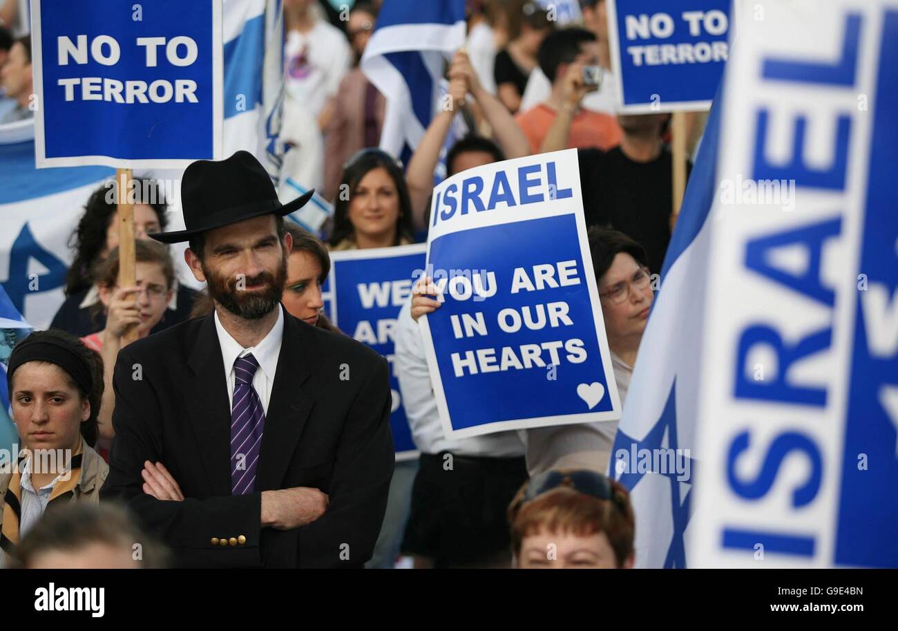 Partisans Pro-Israel assister à un rassemblement de solidarité à l'école de JFS Kenton, Middlesex. Banque D'Images