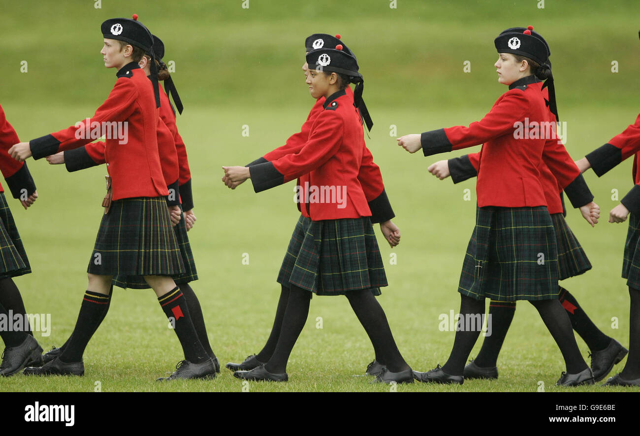 Élèves (connu sous le nom de Victoria) de la Queen Victoria School à Dunblane lors d'un défilé pour célébrer la présentation d'une nouvelle couleur par la Princesse Royale. Banque D'Images