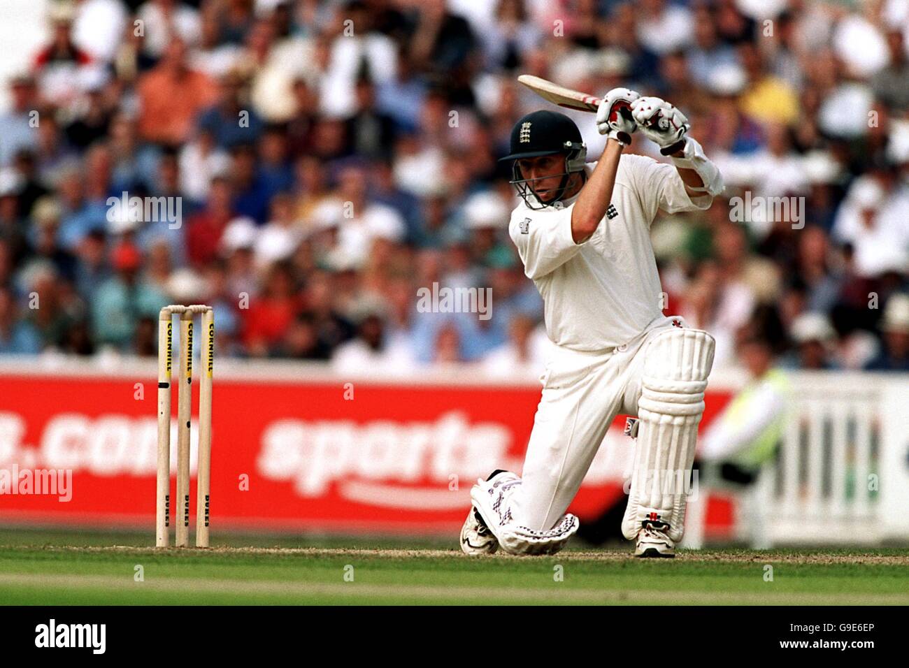 Cricket - Cinquième test d'assurance Cornhill - Angleterre / Antilles - Premier jour.Le Michael Atherton d'Angleterre arrive à Nixon McLean des Antilles pour quatre courses Banque D'Images