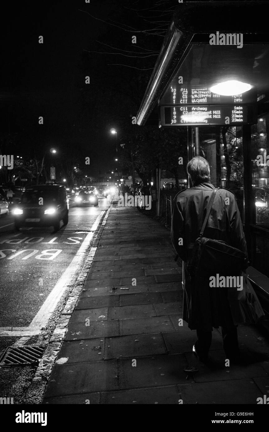 L'homme en attente de bus Banque D'Images