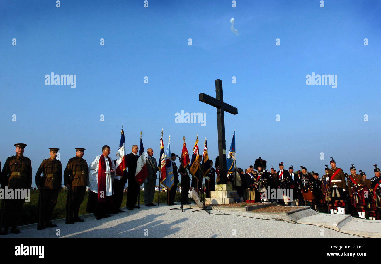 Une éruption frappe le ciel bleu pour marquer le début des commémorations du 90e anniversaire de la bataille de la somme au cratère de Lochnagar, en France.ASSOCIATION DE PRESSE photo Date de la photo samedi 1er juillet 2006.À 7h30 exactement, heure française, 90 ans après zéro heure, alors que des milliers de soldats ont finalement surpassé le sommet, des cloches se sont fait entendre à travers les champs de maïs entre 60 villages séparés à travers l'ancienne ligne de front.Le crédit photo devrait être Chris Radburn/PA Banque D'Images