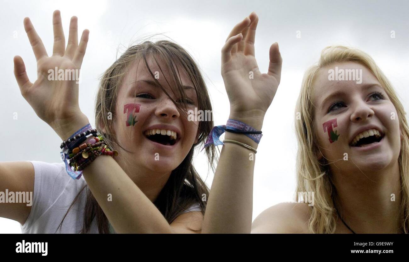 Kate Stoddart, 17 (à gauche) et Becca Preston, 17 profitez de l'acteur écossais Billy Boyd sur la scène principale au T in the Park festival de musique en Balado, en Écosse. Banque D'Images
