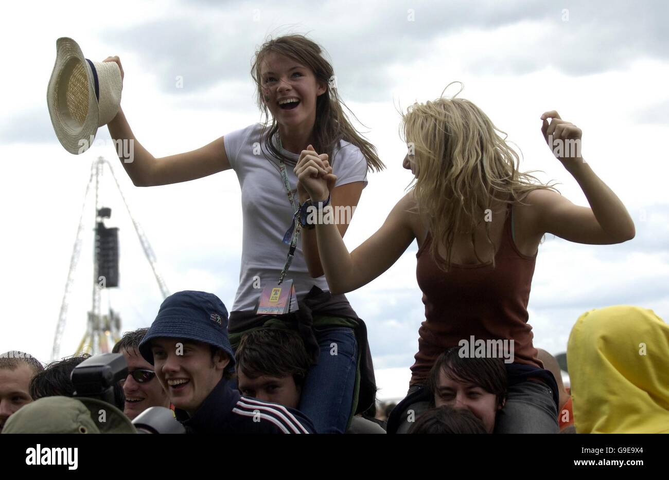 Kate Stoddart, 17 et Becca Preston, 17 profitez de l'acteur écossais Billy Boyd sur la scène principale au T in the Park festival de musique en Balado, en Écosse. Banque D'Images