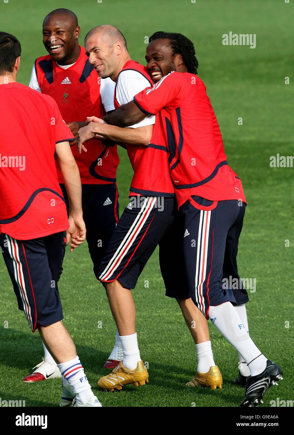 Zinedine Zidane (centre) pendant une session de formation à Stadion am Wurfplatz, Berlin, Allemagne. Banque D'Images