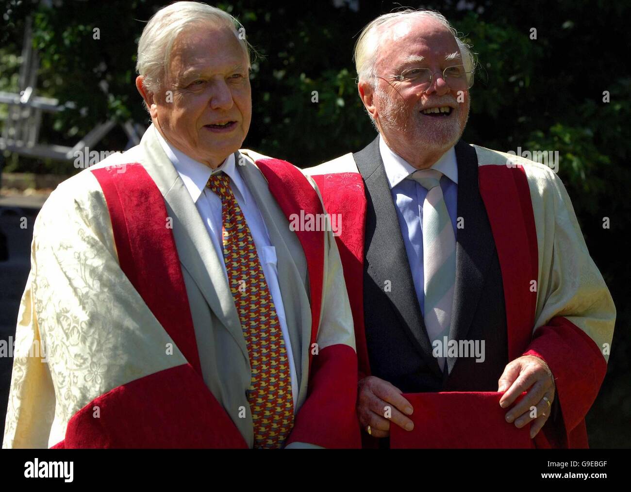 Les frères Sir David (à gauche) et Lord Richard Attenborough de l'Université de Leicester, où ils ont passé leur enfance, après avoir reçu un grand honneur universitaire au de Montfart Hall. Le directeur et acteur Lord Attenborough et le naturaliste de la télévision Sir David ont reçu des boursiers honorifiques distingués de l'Université de Leicester au cours d'une cérémonie cet après-midi. Banque D'Images