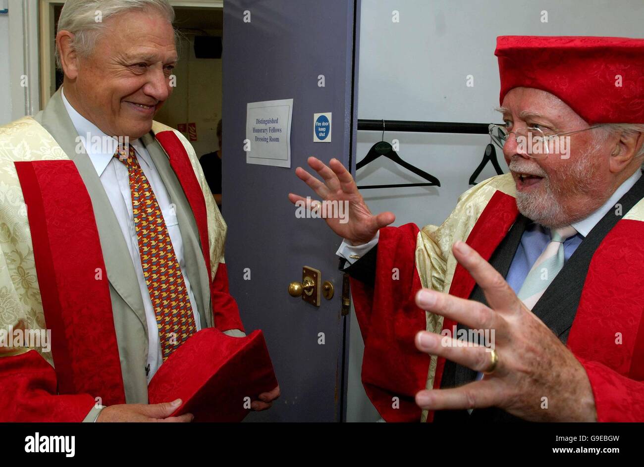Les frères Sir David (à gauche) et Lord Richard Attenborough de l'Université de Leicester, où ils ont passé leur enfance, après avoir reçu un grand honneur universitaire au de Montfart Hall. Le directeur et acteur Lord Attenborough et le naturaliste de la télévision Sir David ont reçu des boursiers honorifiques distingués de l'Université de Leicester au cours d'une cérémonie cet après-midi. Banque D'Images
