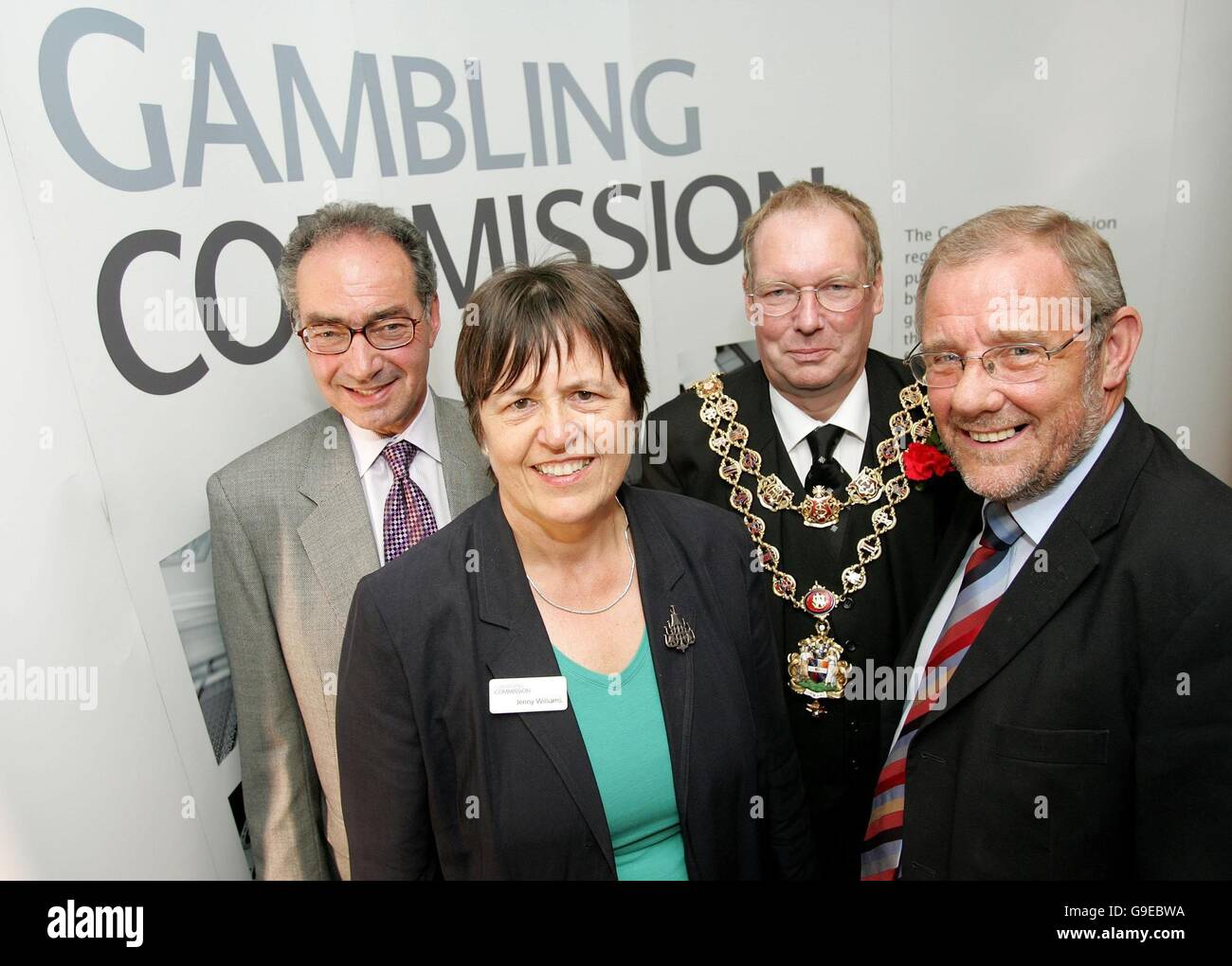 (De gauche à droite) Le président Peter Dean, chef de la Jenny Williams, maire de Birmingham Mike Sharpe et Ministre des Sports Richard Caborn assister à l'ouverture de la Gambling Commission au siège, à Birmingham. Banque D'Images