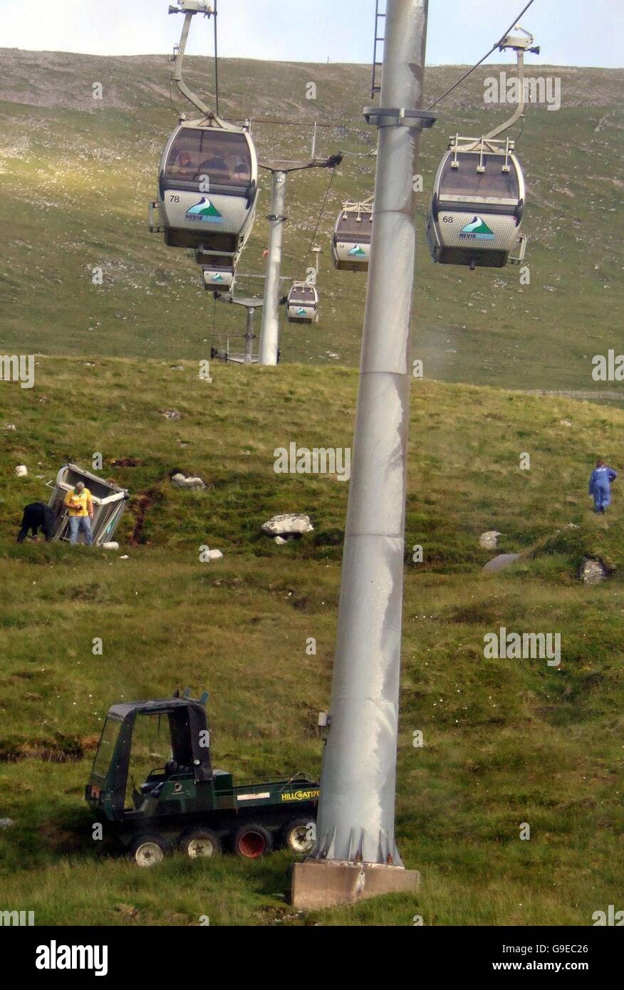 Une photo prise par un touriste de la scène où cinq personnes dont un enfant ont été blessés après qu'ils ont plongé à flanc de montagne à partir d'un téléphérique qui ont déraillé (à gauche de la photo) à une station touristique d'aujourd'hui. Deux gondoles sont entrés en collision à la station de Nevis Range, près de Fort William, dans les Highlands. Banque D'Images