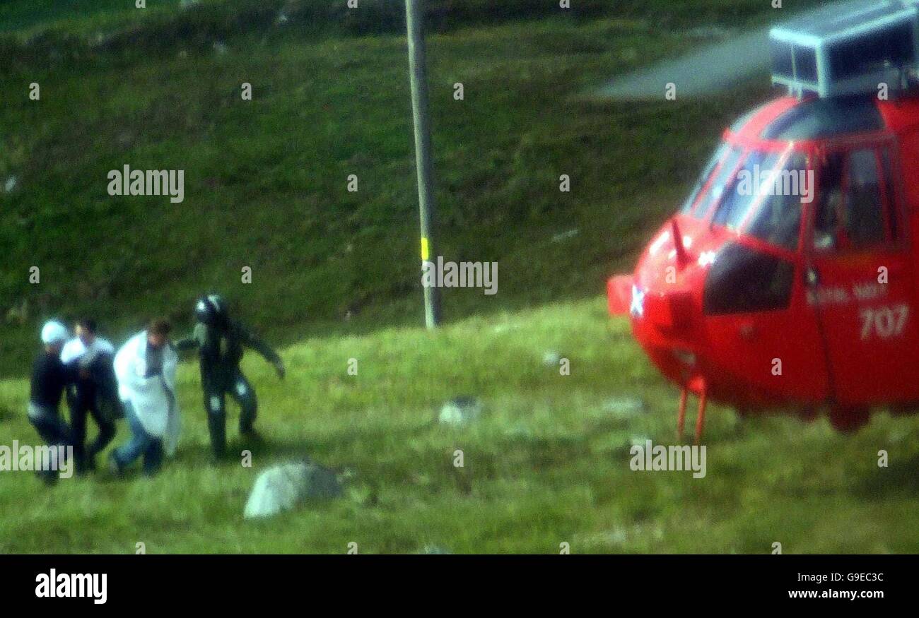 Un séjour touristique photo de la scène où cinq personnes dont un enfant ont été blessés après qu'ils ont plongé à flanc de montagne à partir d'un téléphérique a déraillé à une station touristique d'aujourd'hui. Deux gondoles sont entrés en collision à la station de Nevis Range, près de Fort William, dans les Highlands. L'image montre les victimes d'être conduit à la sécurité. Banque D'Images