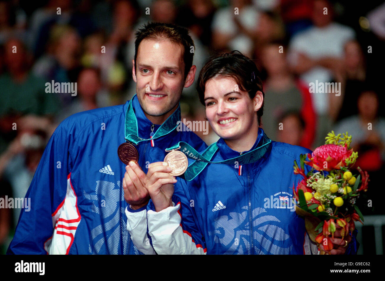 Jeux olympiques de Sydney 2000 - Badminton - doubles mixtes - Playoff.Simon Archer et Joanne Goode, le partenariat gagnant de la Grande-Bretagne, posent avec leurs médailles de bronze Banque D'Images