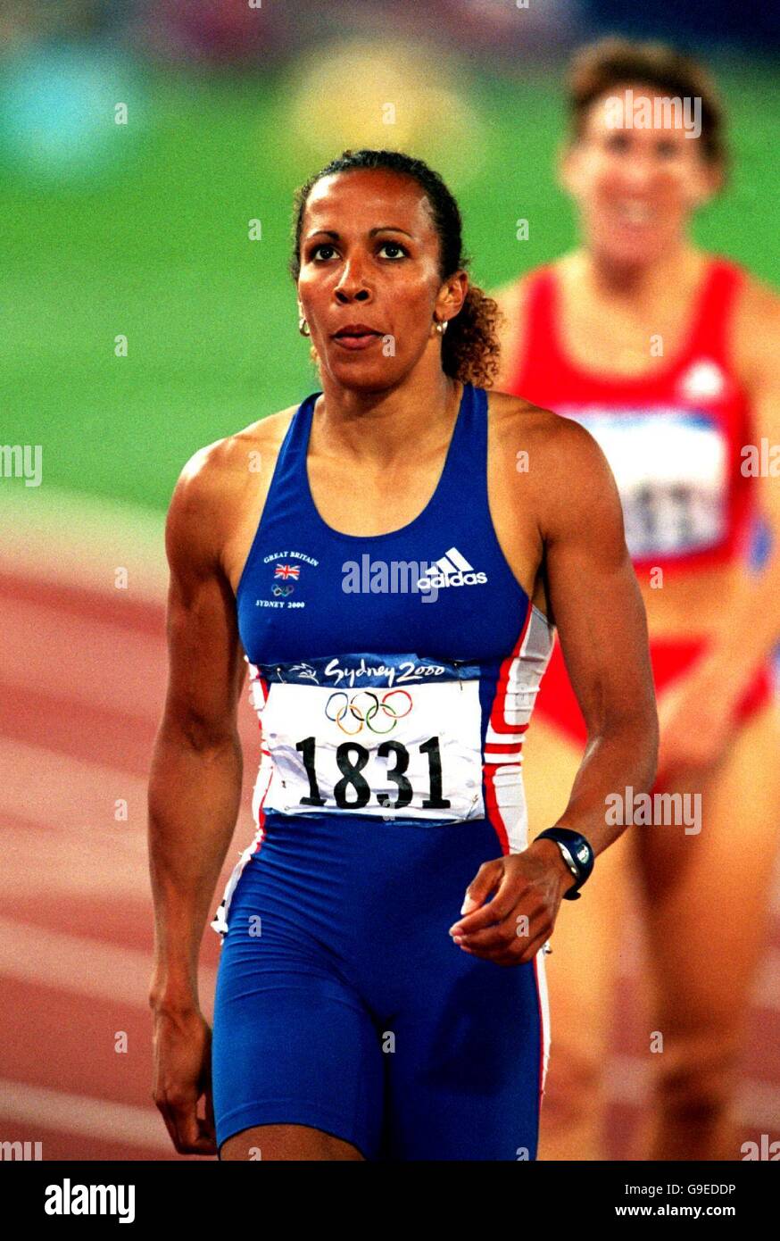 Jeux olympiques de Sydney 2000 - Athlétisme - 800m pour femmes - chaleur qualifiante.Kelly Holmes, de Grande-Bretagne, ayant terminé sa course de 800 M. Banque D'Images