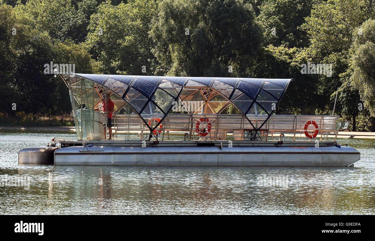 Le dernier ajout au lac de Serpentine à Hyde Park, Londres, une navette Solarshuttle qui commencera ses activités ce week-end. Banque D'Images