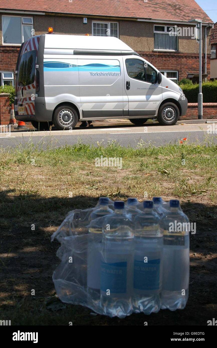 Une rafale d'eau principale dans Gale Lane, New York qui a laissé 500 propriétés dans la ville sans eau, et forcé la fermeture d'une école. Un porte-parole a dit que l'eau du Yorkshire une panne à la station de pompage dans la tour de Severus, en forme d'York, était à blâmer. Banque D'Images