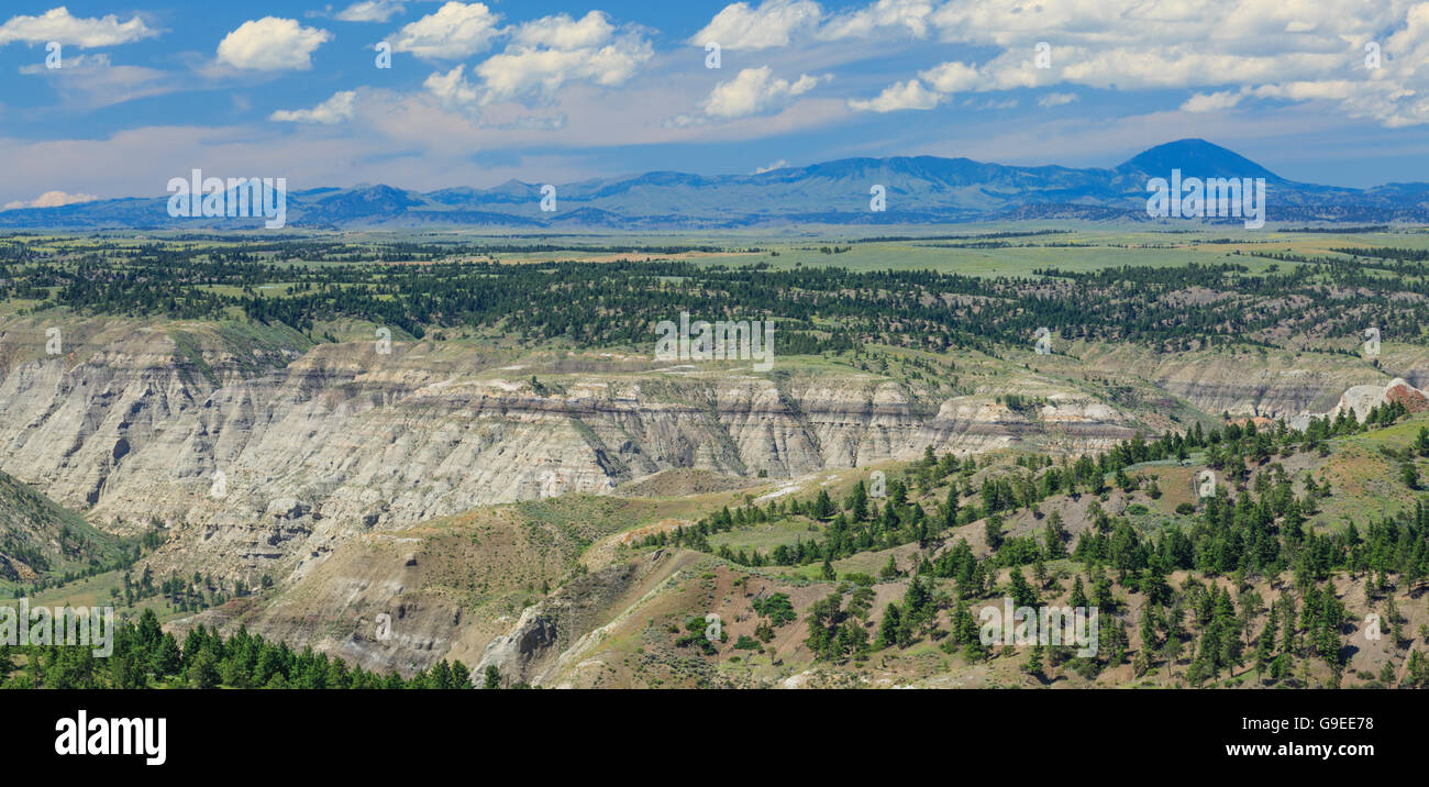 Haut-Missouri breaks national monument et lointaines montagnes bearpaw près de winifred, Montana Banque D'Images