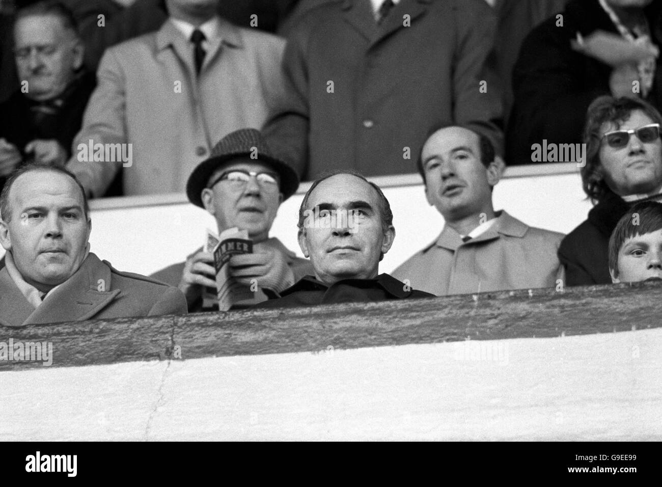 Alf Ramsey, directeur de l'Angleterre, regarde le match des réalisateurs boîte Banque D'Images
