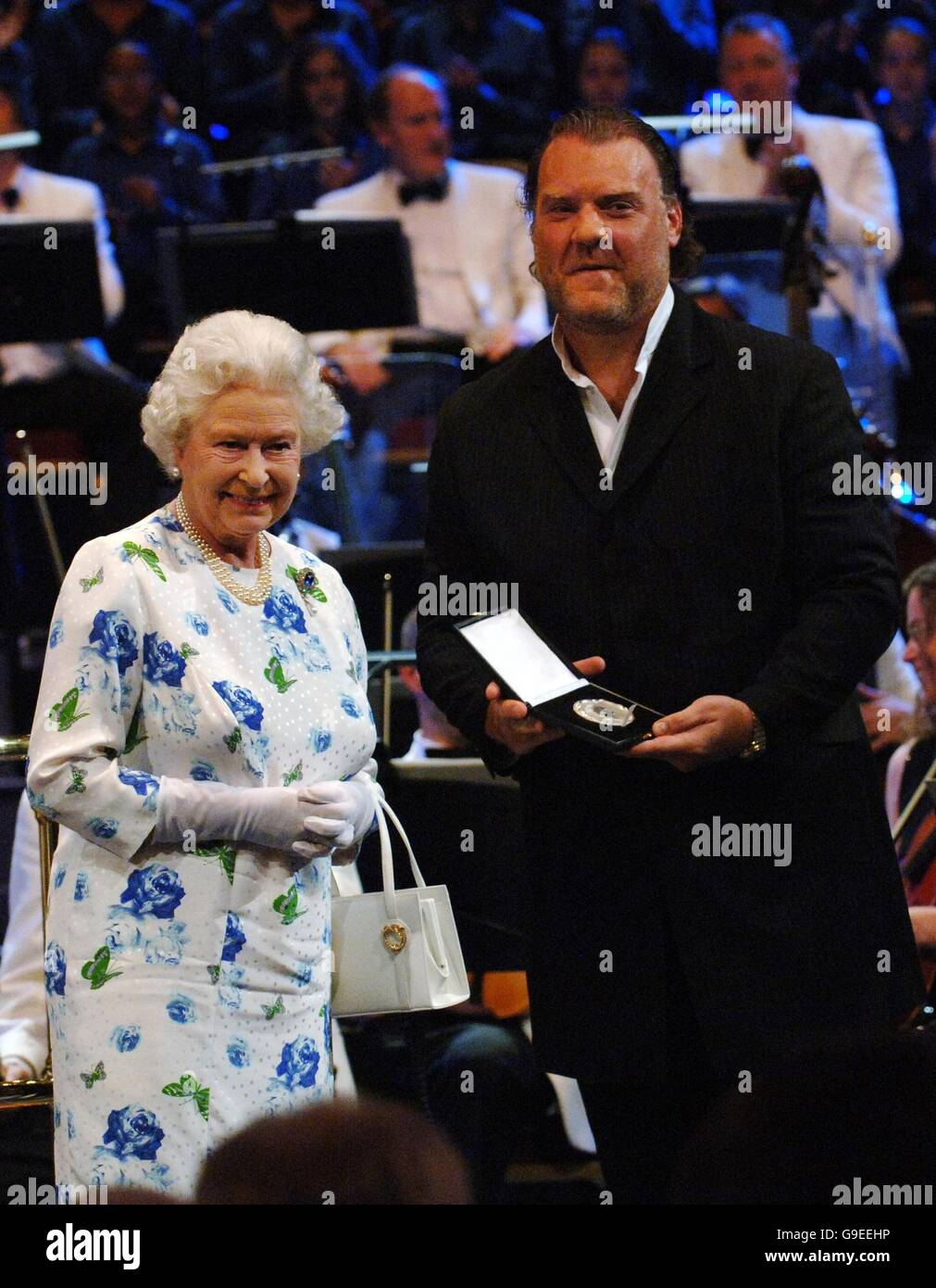 La reine Elizabeth II de GrandeBretagne (à gauche) présente la