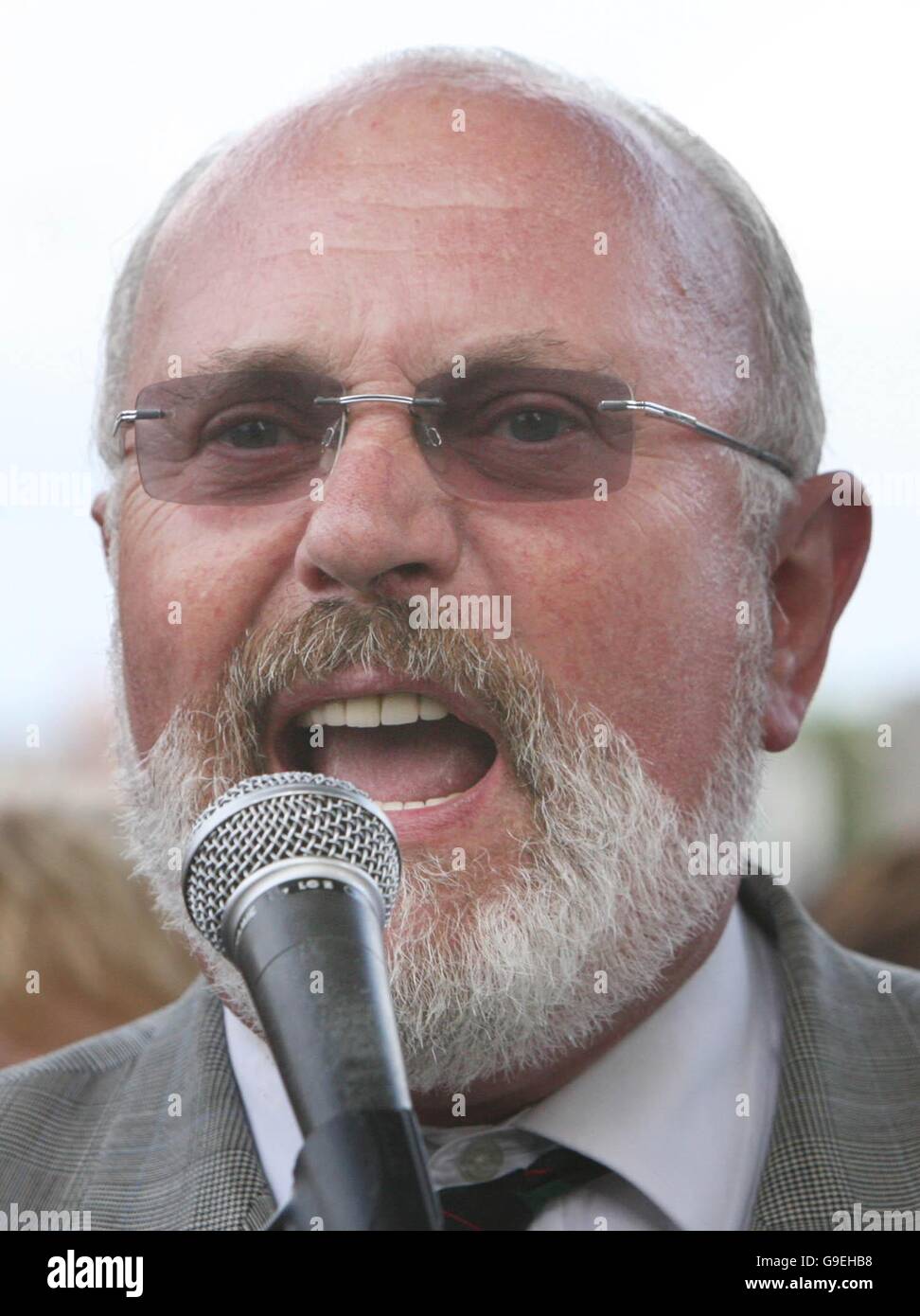 LE sénateur AMÉRICAIN David Norris a parlé lors d'une manifestation d'environ Trois cents personnes à l'extérieur de l'ambassade des États-Unis à Dublin Appeler à un cessez-le-feu au Moyen-Orient Banque D'Images