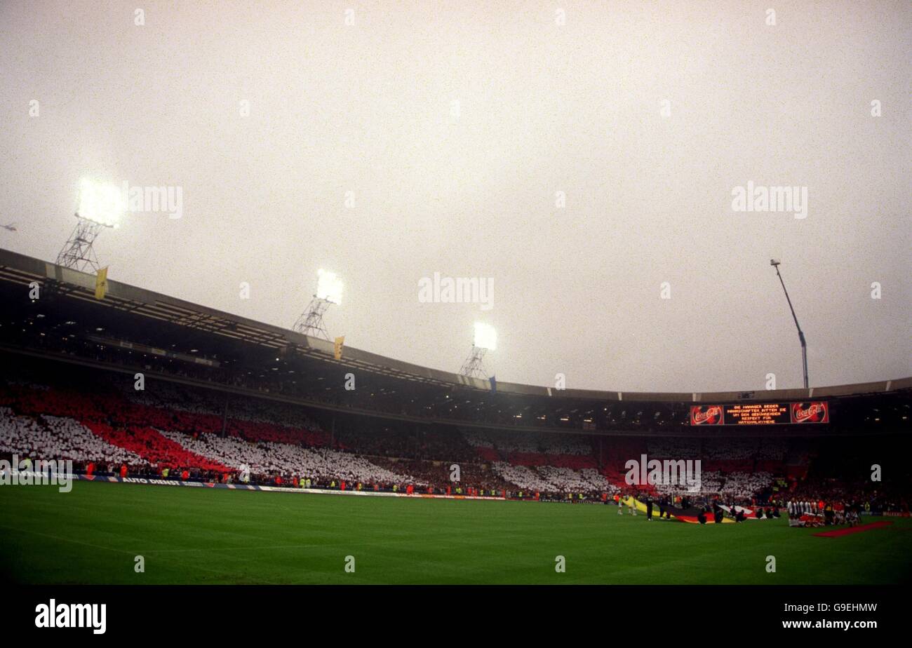 Football - coupe du monde 2002 qualificateur - Groupe 9 - Angleterre / Allemagne.La foule transforme Wembley en tenant des morceaux de carte de couleur pour créer des drapeaux géants de St George Banque D'Images