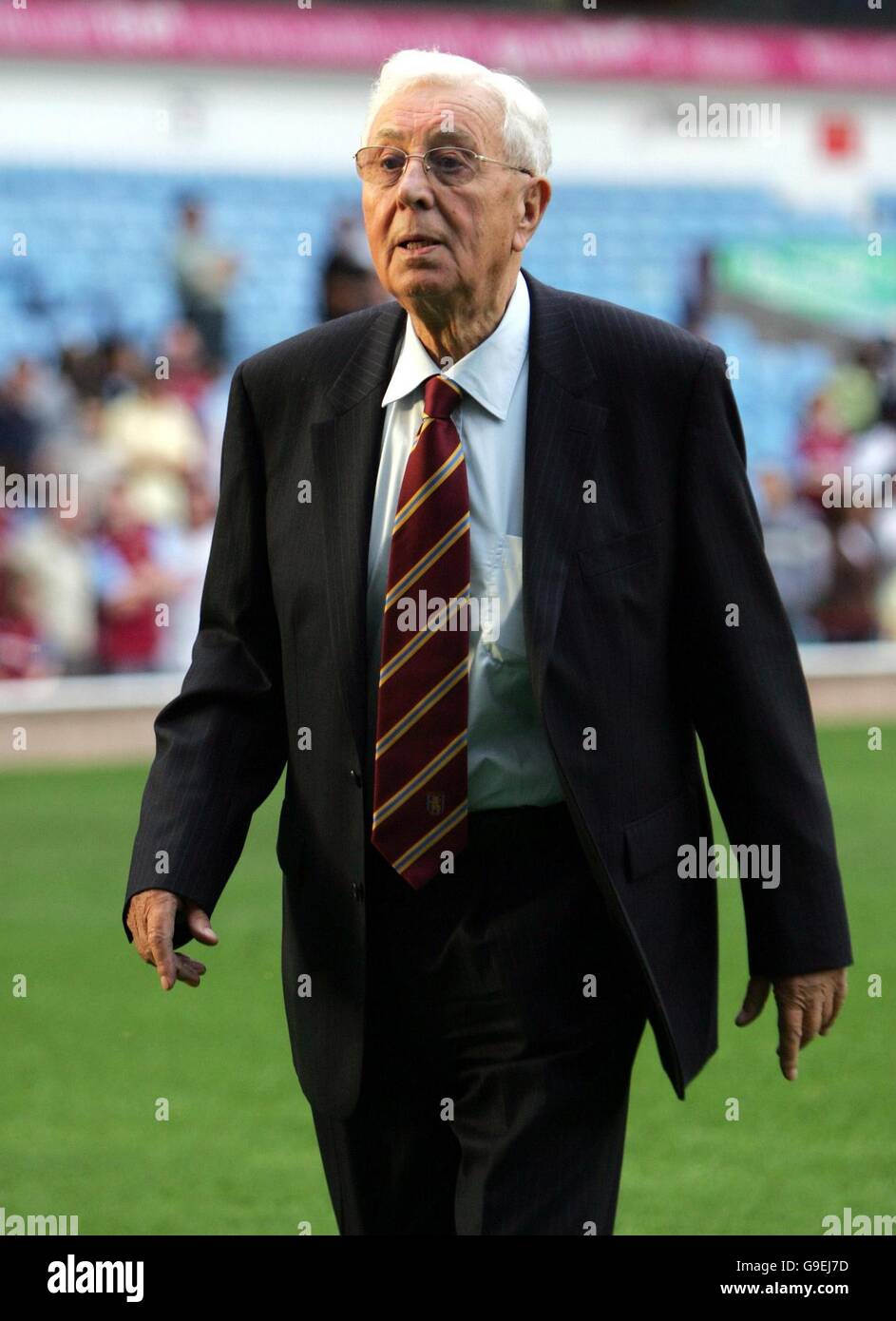 Doug Ellis, président d'Aston Villa, suite à une conférence de presse à Villa Park, Birmingham. Banque D'Images