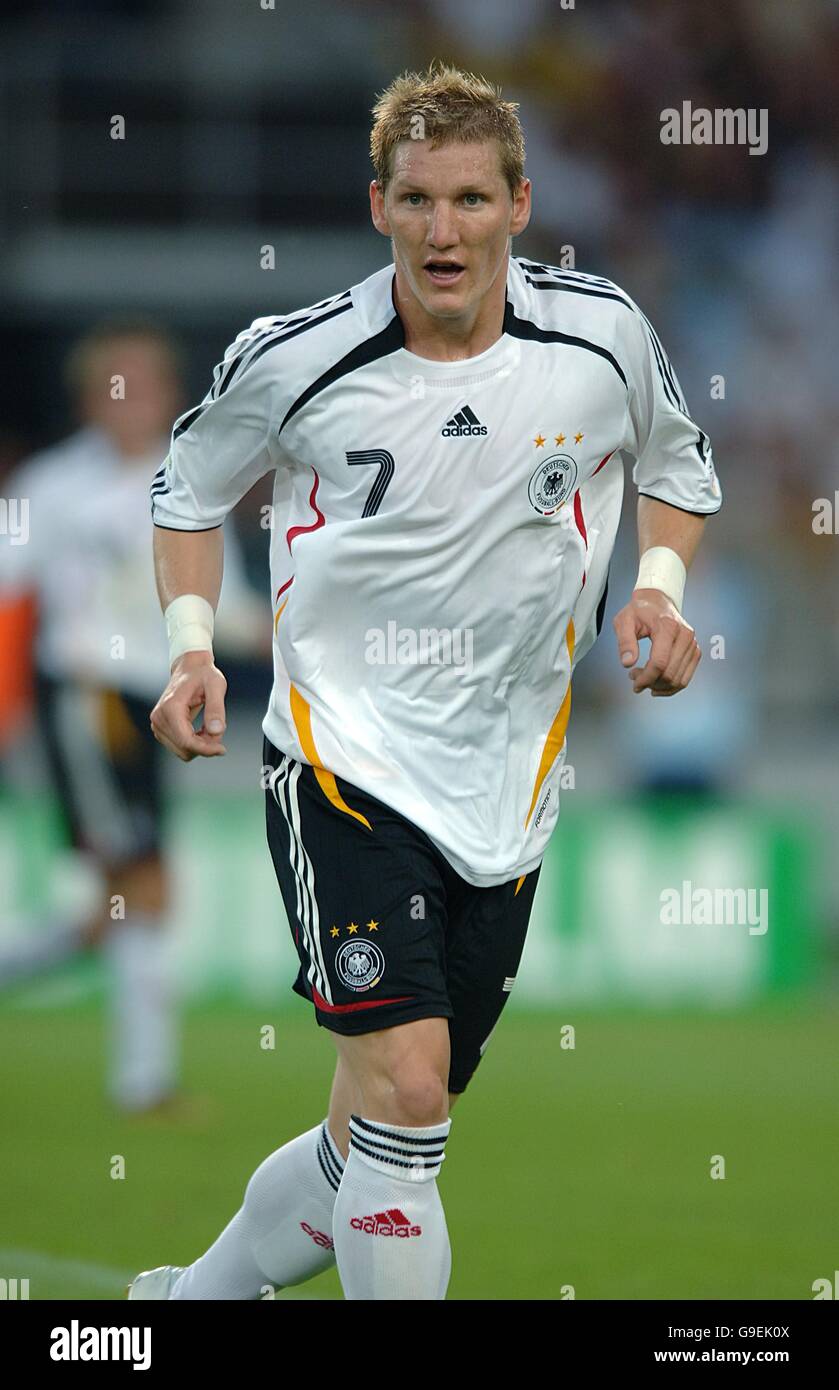 Football - coupe du monde de la FIFA 2006 Allemagne - troisième place  Play-off - Allemagne / Portugal - Gottlieb-Daimler-Stadion.Bastian  Schweinsteiger, Allemagne Photo Stock - Alamy