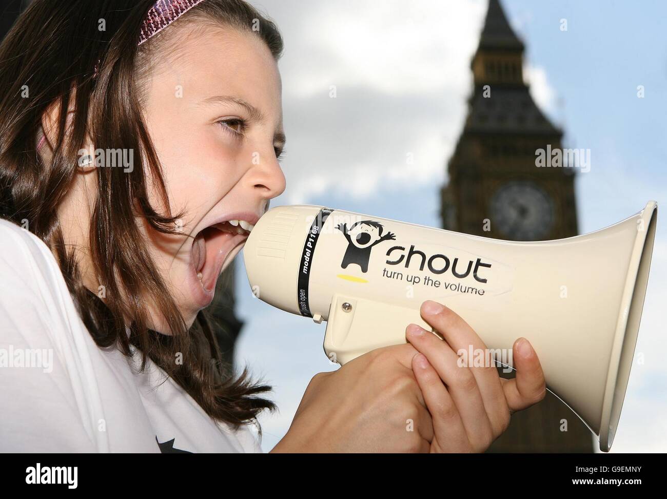 Maya, 10 ans, de la Campsbourne School, promouvoir Londres 'shout! "Augmentez le volume", une campagne commandée par le Bureau du Commissaire à l'enfance (OCC), à Westminster, Londres. Banque D'Images