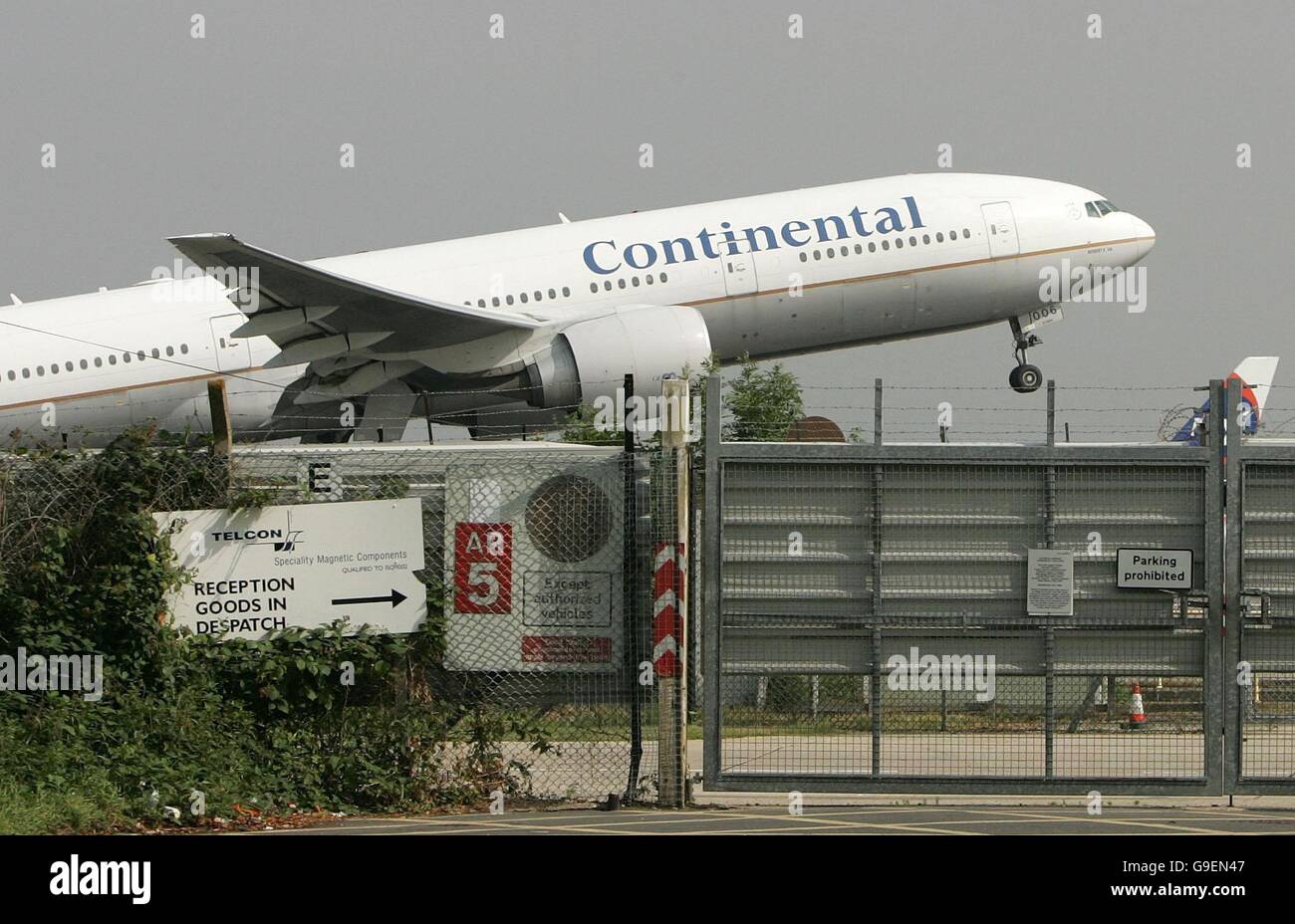 Un Boeing 777 de la compagnie aérienne Continental prend son envol pour Houston, au Texas, aux États-Unis, avec le NatWest 3 à bord, où ils font l'objet d'un essai de fraude.Leur avocat a lancé une nouvelle attaque contre le gouvernement britannique au sujet de leur extradition. Banque D'Images