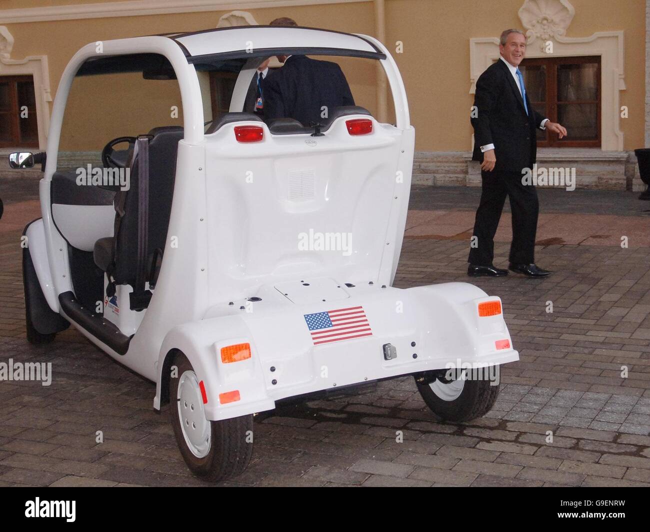 LE président AMÉRICAIN George W. Bush arrive pour un dîner de travail au Sommet du G8 à Saint-Pétersbourg, en Russie. Banque D'Images