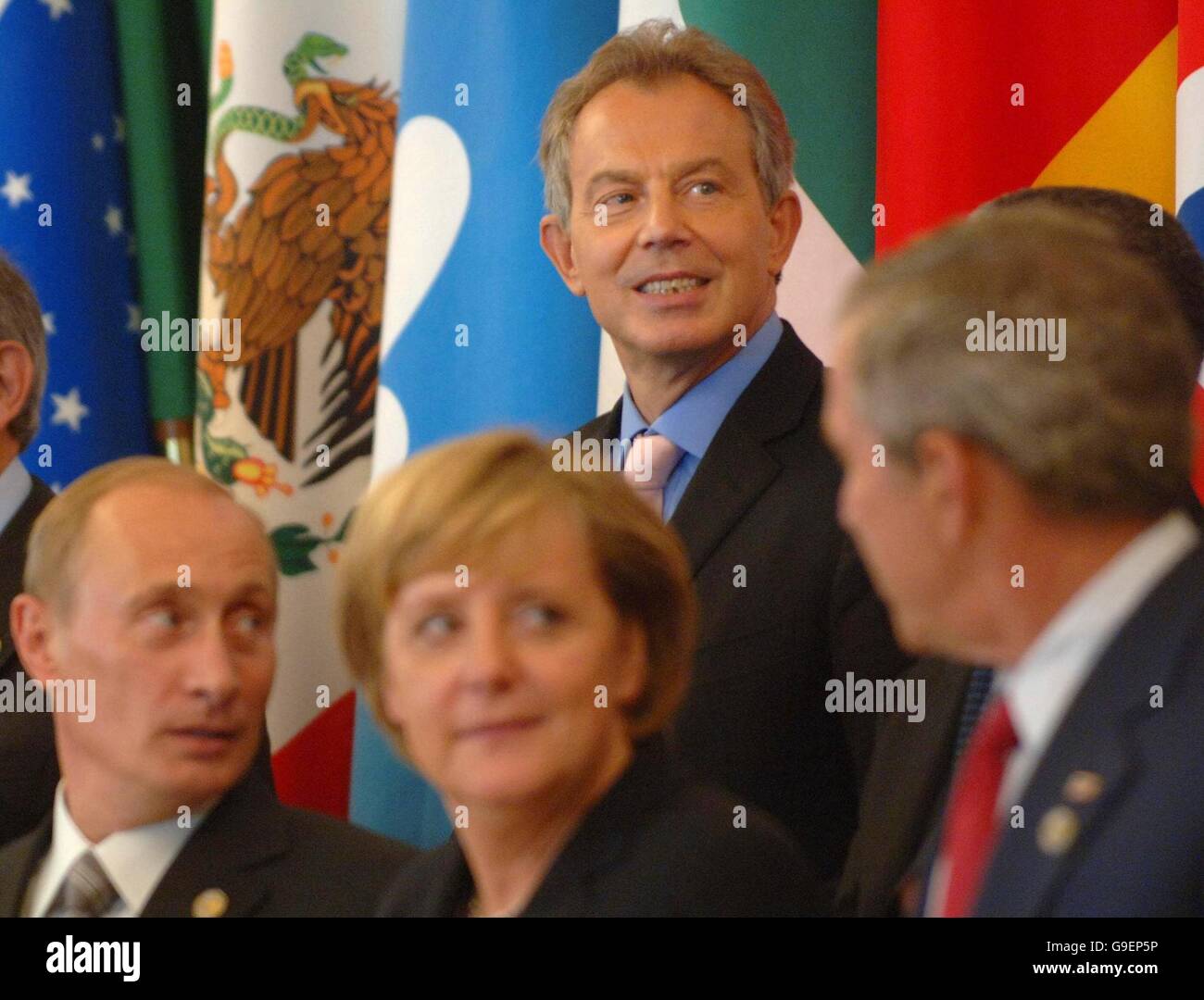Le Premier ministre britannique Tony Blair pose une photo de famille au président russe Vladimir Poutine, à la chancelière allemande Angela Merkel, au président américain George W Bush et à d'autres dirigeants internationaux invités lors du sommet du G8 à Saint-Pétersbourg, en Russie. Banque D'Images