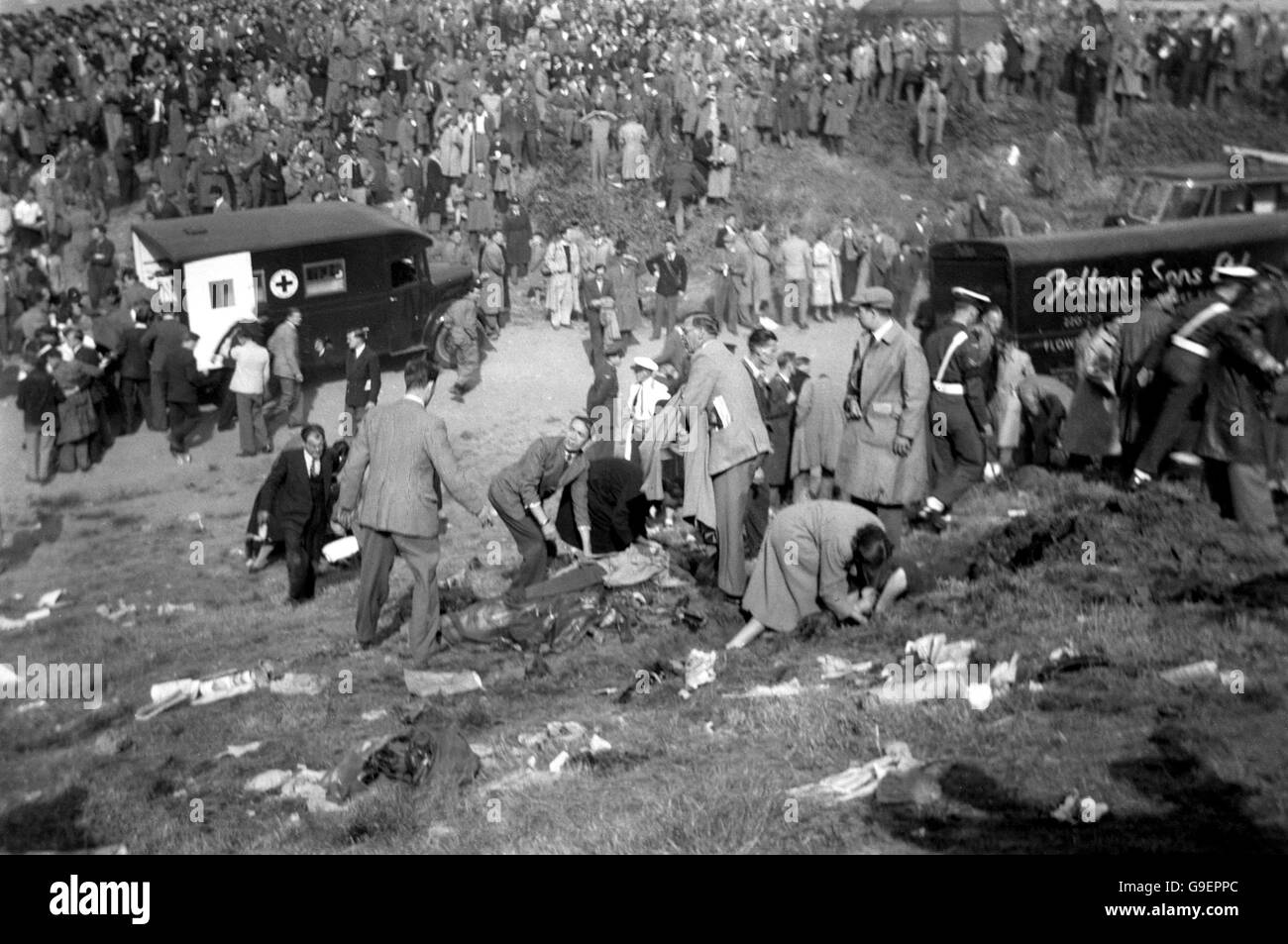 Vingt personnes, le pilote John Derry , un passager et 18 spectateurs, ont été tuées et 35 spectateurs ont été blessés lorsque le prototype no 1 du chasseur à réaction semi-secret DH110 de Havilland s'est cassé en raison d'un défaut de conception et s'est écrasé dans la foule au salon aéronautique de Farnborough. Banque D'Images