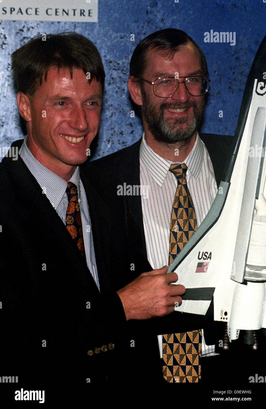 L'astronaute d'origine anglaise Michael Foale (à gauche) et le ministre de l'espace John Battle ont des modèles de la station spatiale Mir et d'une navette spatiale américaine pour marquer leur réunion au ministère du Commerce et de l'Industrie. Banque D'Images