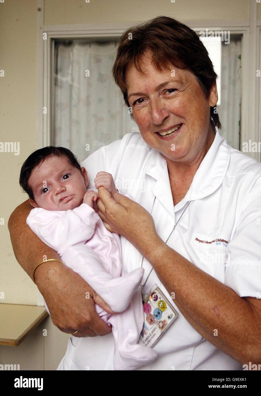 L'infirmière Carole Abbott détient un bébé Angel abandonné à l'hôpital Alder Hey de Liverpool. Banque D'Images