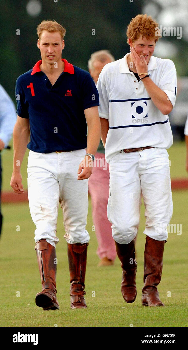 Prince William (bleu) et Prince Harry après avoir joué sur les côtés  opposés dans le Vodafone Polo Trophy Match en aide à l'espoir pour demain  et le Prince's Trust au Beaufort Polo