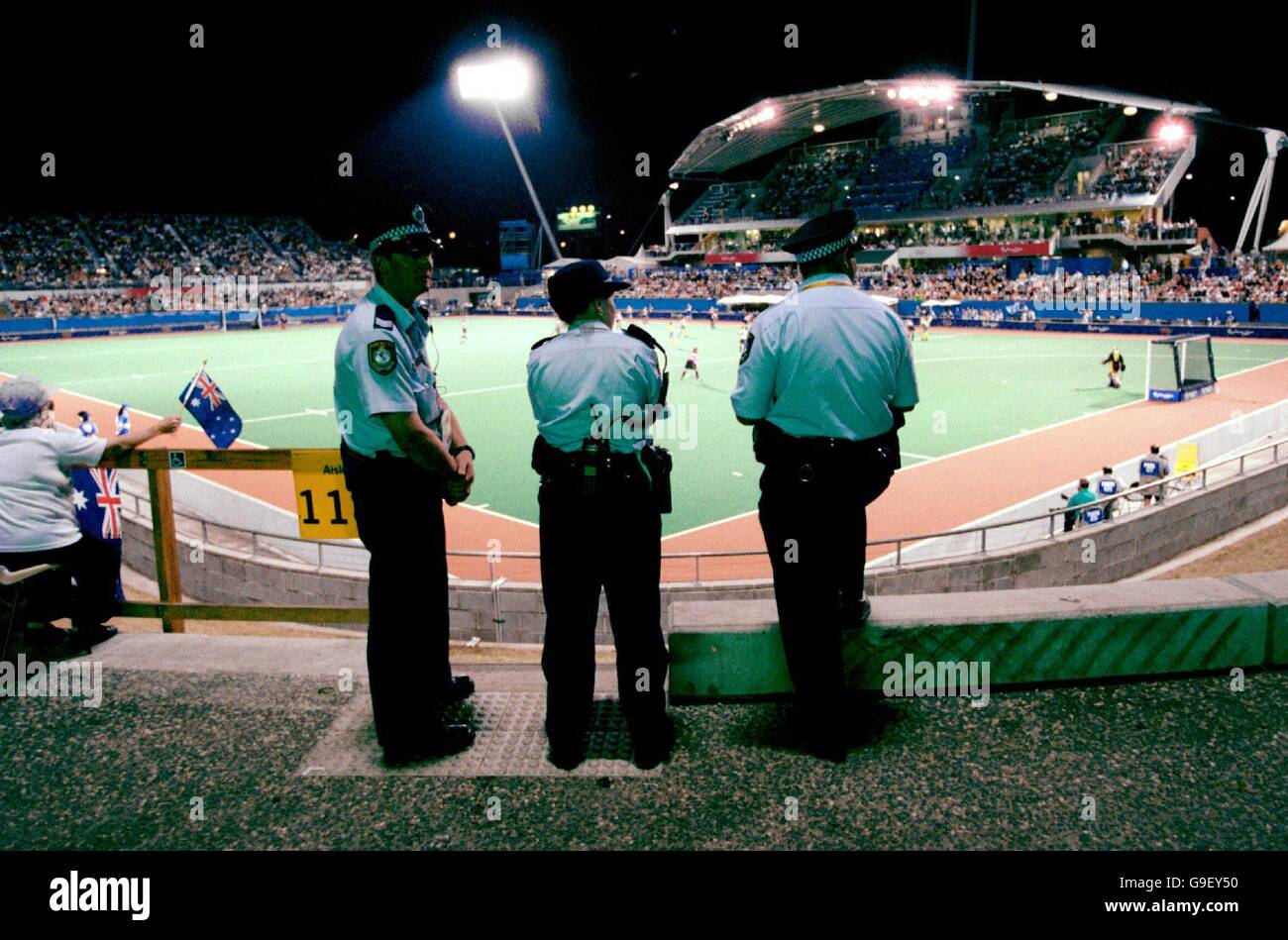 Les policiers gardent un œil sur les événements qui se produisent dans l'État Centre de hockey Banque D'Images