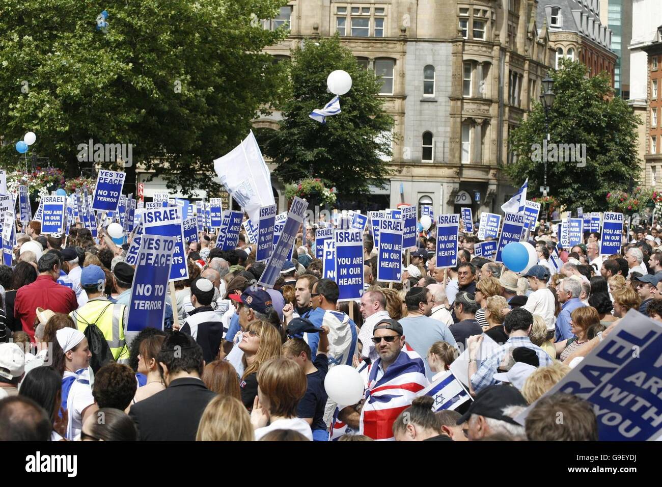 Des milliers de personnes se rassemblent pour Solidaritary Israéliens Manifestation à Albert Square, Manchester. Banque D'Images